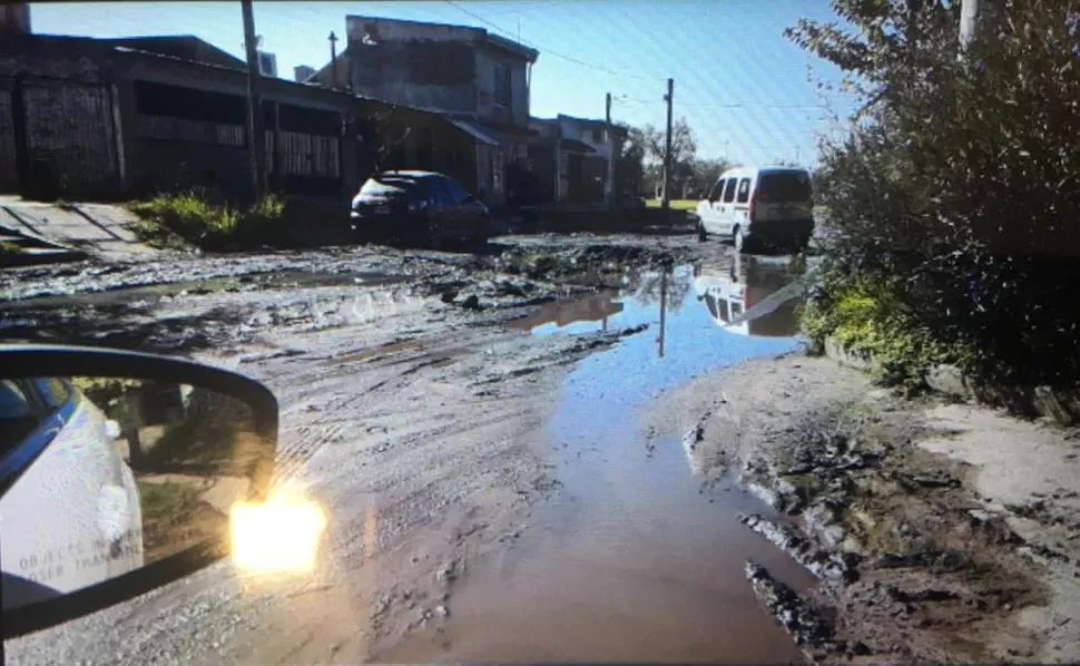 Un pasaje de la zona sur de la ciudad se convirtió en un río de líquidos cloacales