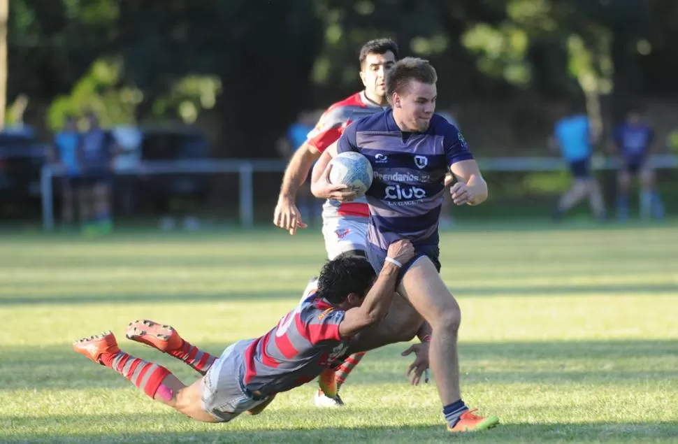 A TODA VELOCIDAD. Agustín Plaza, de Universitario, se lanza hacia el ataque. La línea de backs de la “U” fue imparable para la defensa local. la gaceta / foto de hector peralta