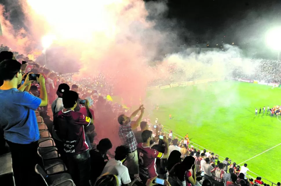 ESTA VEZ, NO. Los dirigentes solicitaron a los hinchas que no usen bengalas ni elementos pirotécnicos.  la gaceta / Foto de José Nuno (archivo)