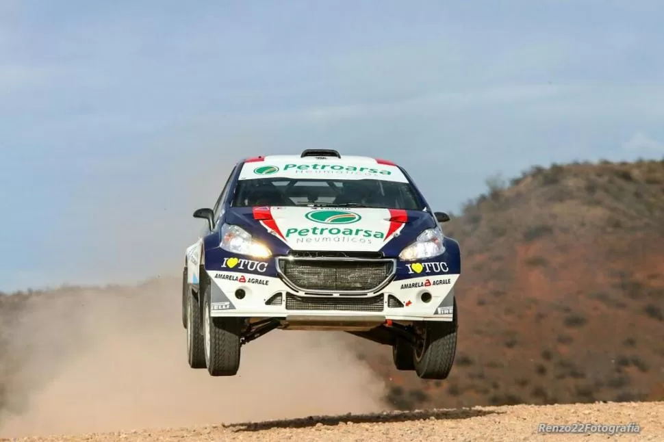 NOBLE. El Peugeot 208 de Padilla resiste todos los terrenos. Los impactos de las caídas en los saltos neuquinos no lo dañan. PRENSA PADILLA