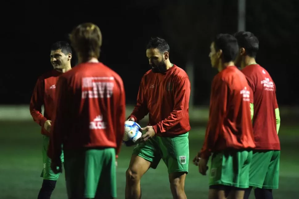 CARTA DE GOL. Facundo Parra -centro- es uno de los jugadores con mayor experiencia del plantel “sojero” que quiere seguir haciendo historia en el Reducido.  la gaceta / foto de DIEGO ARAOZ