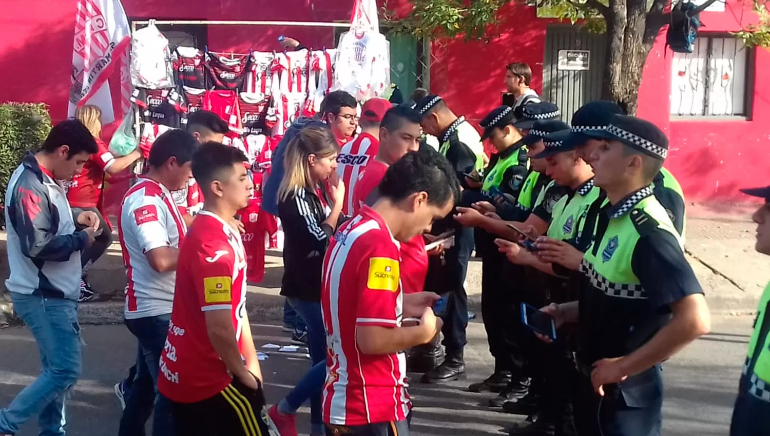 FILTRO. Los policías controlaron a los hinchas en los accesos a La Ciudadela. FOTO TOMADA DE COMUNICACIONTUCUMAN.GOB.AR