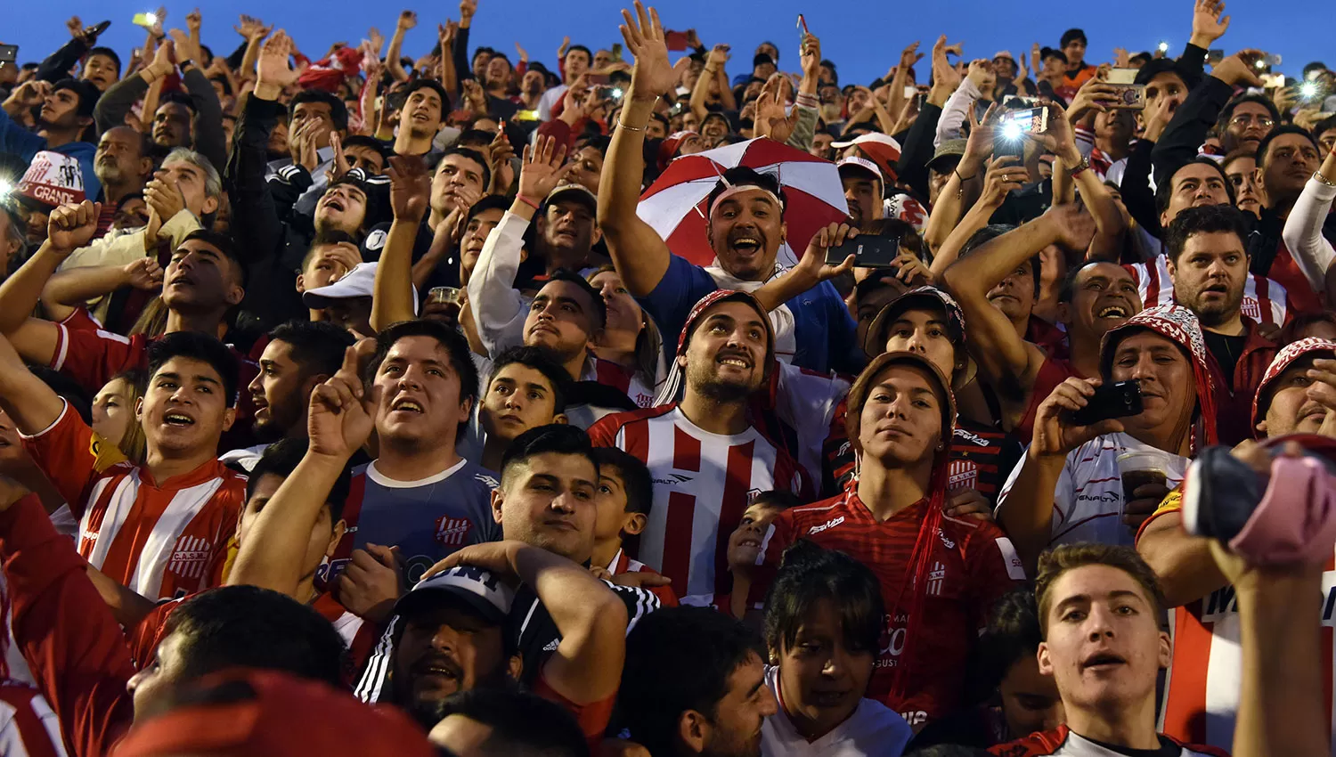 Los hinchas de San Martín no quieren perderse ninguna de las dos finales del Reducido. LA GACETA/FOTO DE DIEGO ARÁOZ