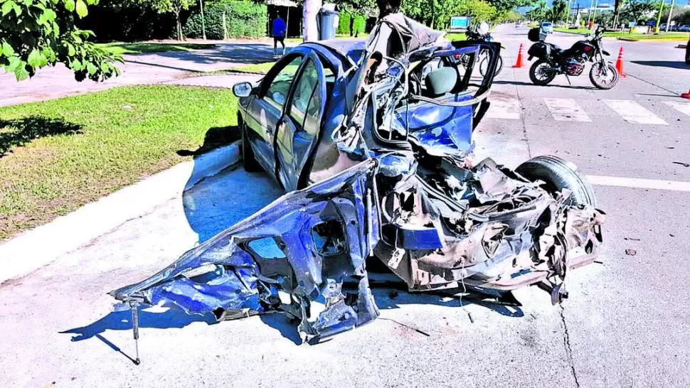 DESTROZADO. Sobre la parte trasera de este Renault Megane cayó el vehículo que “saltó” el lomo de burro. la gaceta / foto de josé nuno