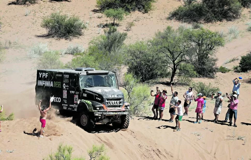 PASIÓN INCONTROLABLE. Los aficionados arriesgan más de lo aconsejable para observar el paso de los vehículos. El tema económico aleja al Dakar de Sudamérica, reuters 