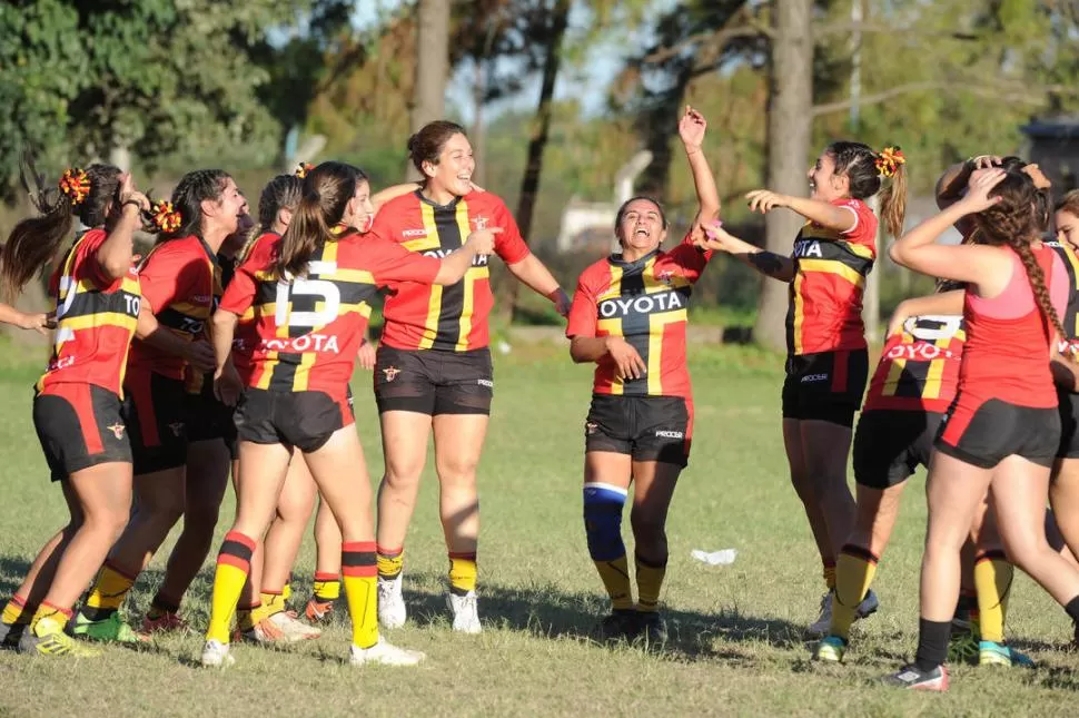 COSTUMBRE. Cardenales superó una final durísima contra el creciente Alberdi y se quedó con otra Copa de Oro femenina. la gaceta / fotos de héctor peralta