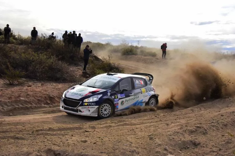 SIN TREGUA. La tierra suelta fue una constante en los caminos de la tercera fecha. Padilla no tuvo inconvenientes con ella. foto de marcelino mercado 