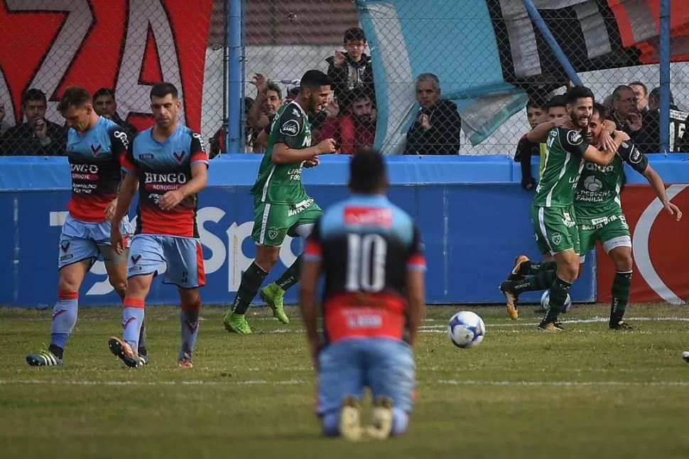 FIGURA. Lucas Passerini -izquierda- fue el jugador destacado en el cotejo de ayer. telam