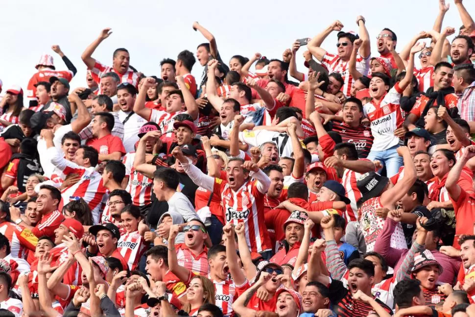 CON LA BOCA LLENA DE GOL. El “Santo” acaba de marcar uno de los tres tantos. La hinchada estalla de alegría en las tribunas de La Ciudadela y cada “ciruja” busca el abrazo amigo para compartirla. la gaceta / foto de diego aráoz