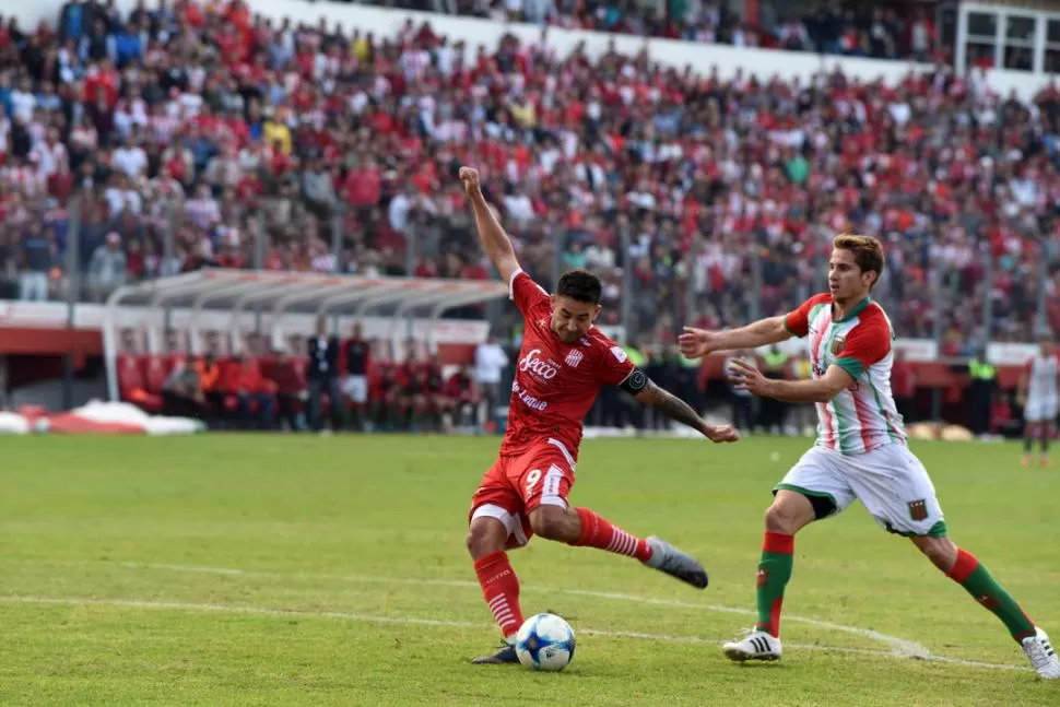 DESENFUNDA Y DISPARA. Bieler ya hizo la pausa y eligió por dónde vencer al arquero Fabián Assmann. El goleador fue partícipe necesario en las tres conquistas y estuvo cerca de marcar un hat-trick. la gaceta / foto de diego aráoz