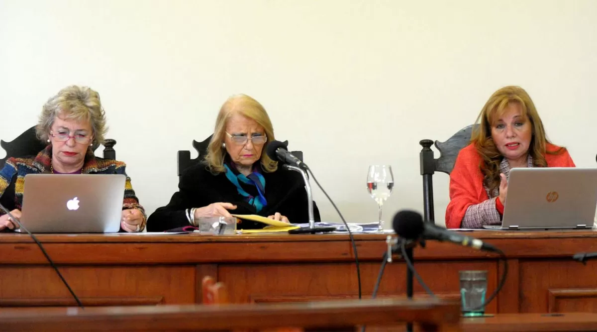 VOCALES. Freidenberg (centro) da lectura al expediente. La presidenta del tribunal coincidió en su voto con Molina (a la derecha de ella). Arce disintió. la gaceta / foto de franco vera 