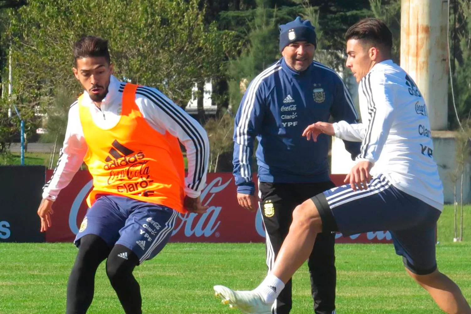 LA PUESTA A PUNTO. Sampaoli observa a Lanzini y Pavón durante el entrenamiento de la Selección. (@XENEIZADOS)