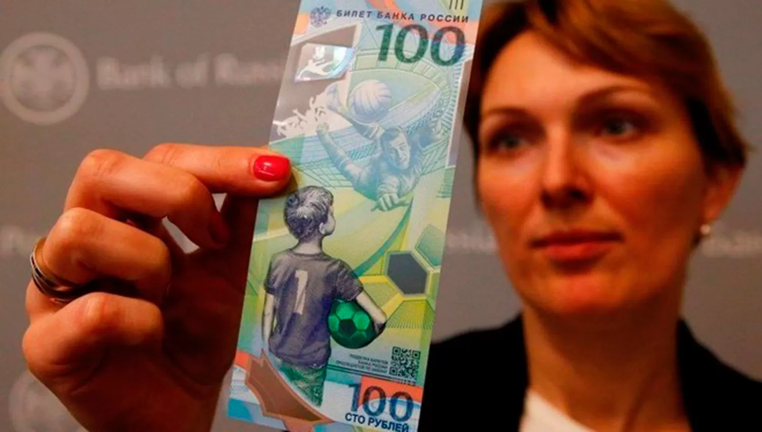 EL NUEVO BILLETE. El Banco Central de Rusia pensó en el Mundial para crear la nueva imagen. (OLÉ)