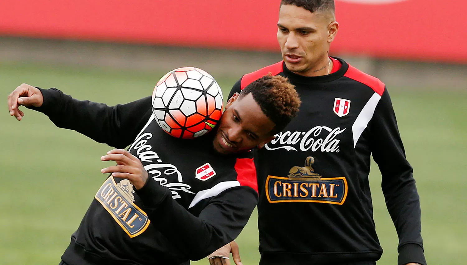 Paolo Guerrero, en una práctica con el seleccionado peruano, junto a Jefferon Farfán. REUTERS