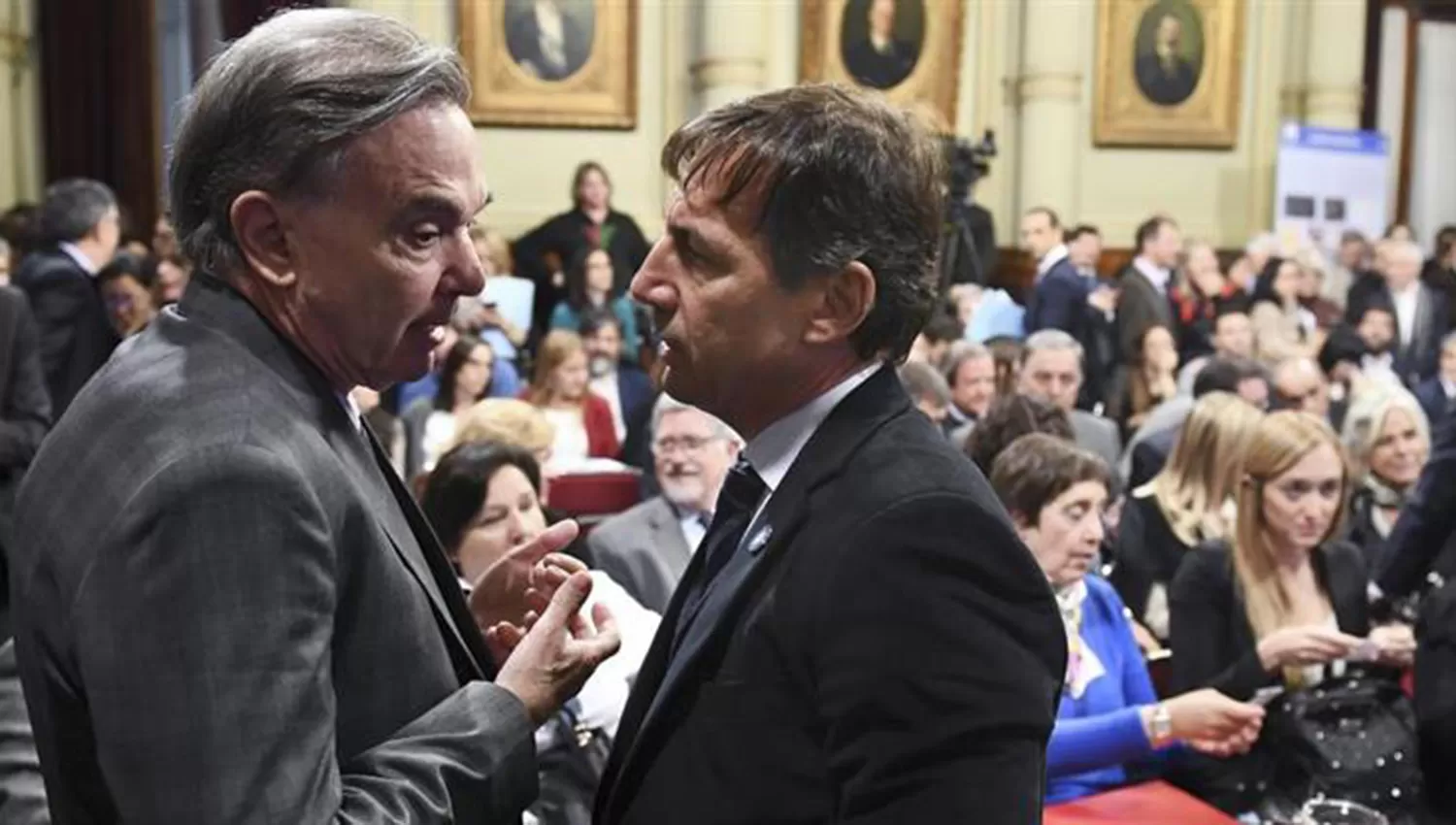 El peronista Miguel Pichetto dialoga con el oficialista Luis Naidenoff. FOTO TOMADA DE AMBITO.COM