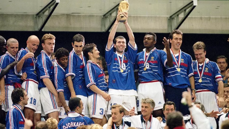 FIESTA COMPLETA. Los franceses pudieron ganar el Mundial en su casa.. Argentina había mostrado buen fútbol, pero cayó en cuartos de final. Croacia fue la sorpresa y Davor Suker el goleador del torneo. 