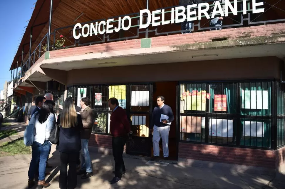 DISCUSIÓN. Tras la reunión de los funcionarios de la Municipalidad en la comisión de Obras Públicas, los ediles continuaron la discusión en la vereda. la gaceta / fotos de inés quinteros orio