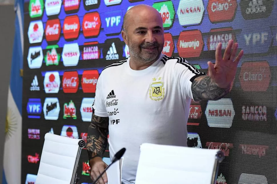 OTRO “SAMPA”. El final de la conferencia dejó ver a un Sampaoli más relajado tras dar a conocer la lista de 23 definitiva. telam