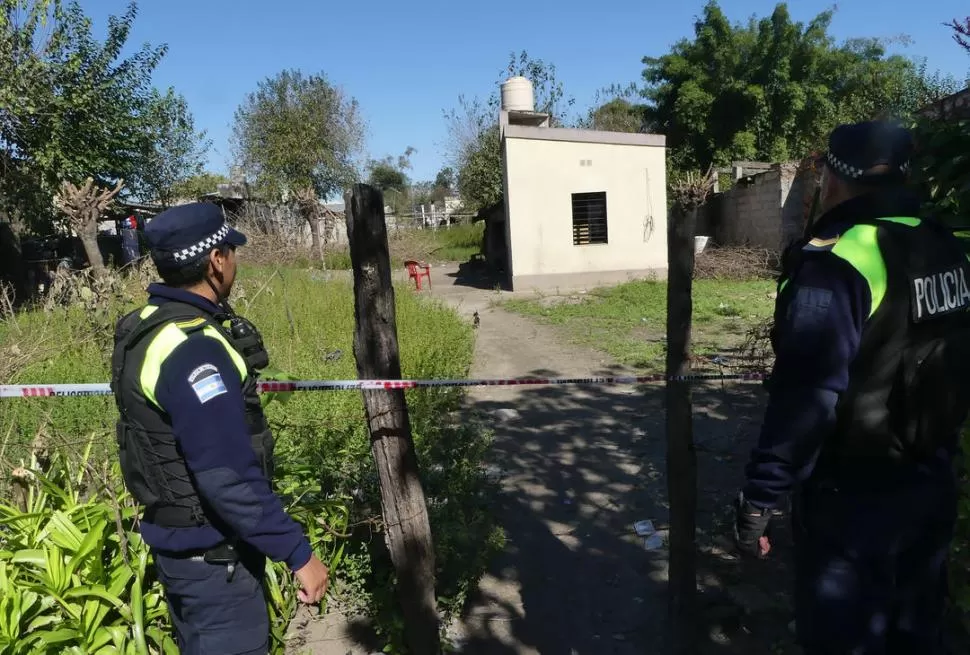 INVESTIGACIÓN. El cuerpo sin vida del vecino de 79 años fue encontrado el domingo en su habitación. la gaceta / fotos de Osvaldo Ripoll