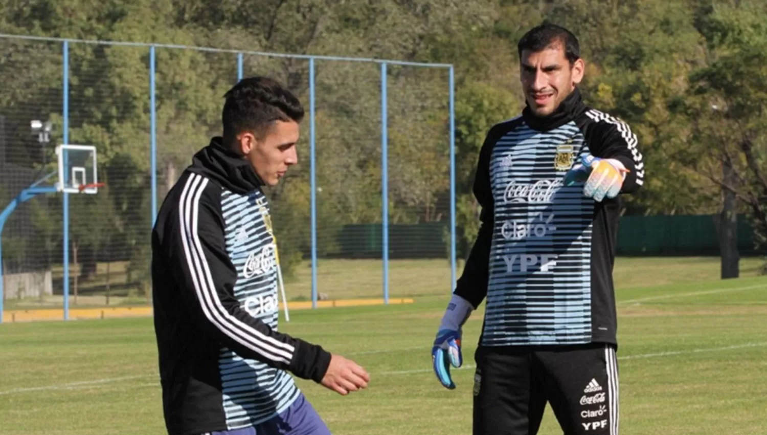 Nahuel Guzmán, con Cristian Pavón.
FOTO TOMADA DE PRENSA AFA.