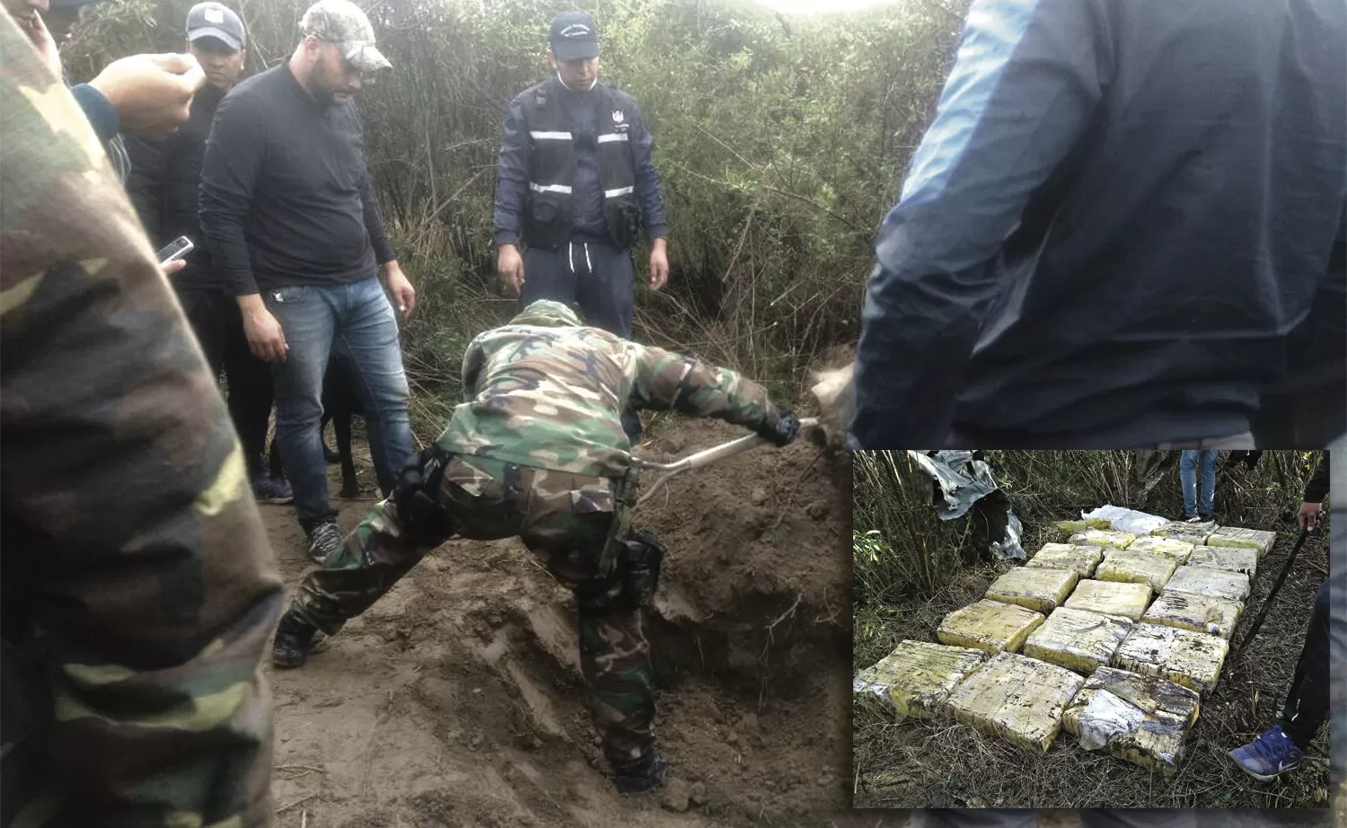 TRABAJO. Un gendarme levantó y movió la tierra hallar la mercancía. Más de 200 kilogramos de la droga estaban enterrados en un campo de Monteagudo. 