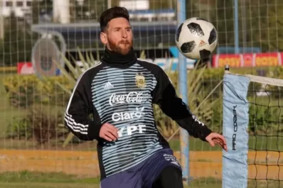 Enchufado, positivo, Messi se integró al plantel y hasta ensayó una chilena en la práctica