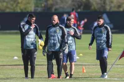 El arco de la Selección se definirá en un mano a mano Armani-Caballero