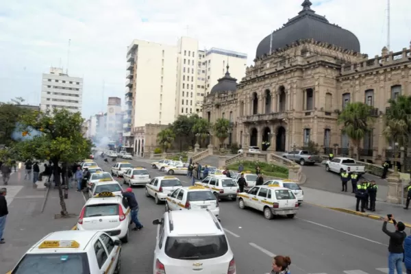 Frenaron el blanqueo a choferes de taxi luego de la protesta de los propietarios