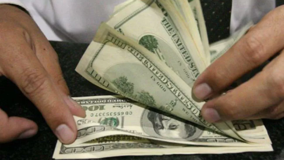 El dólar escaló 17 centavos y superó los $ 25