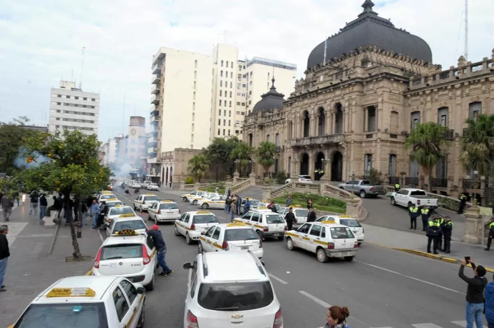 BLOQUEADA. Por la protesta, la Plaza Independencia se mantuvo rodeada de taxis entre las 9 y las 14. la gaceta / fotos de franco vera