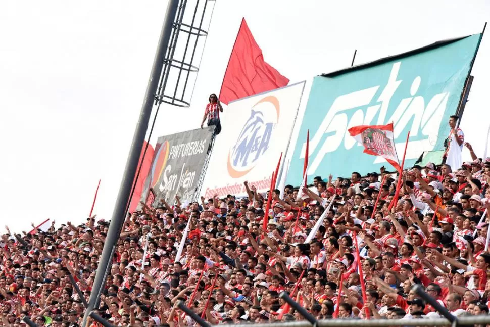 SIEMPRE ESTÁN. Los directivos de Sarmiento confirmaron que 4.000 hinchas del “Santo” podrán estar presente el domingo en el estadio “Eva Perón” de Junín. Ya están organizados los viajes en micros. la gaceta / FOTO DE diego aráoz