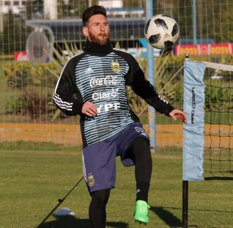 INSEPARABLES. Messi y la pelota se encontraron en Ezeiza. La Selección, feliz. telam