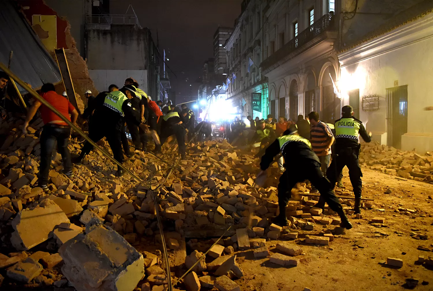 DERRUMBE. La Policía trabaja en el lugar. FOTO LA GACETA/ JOSÉ NUNO.