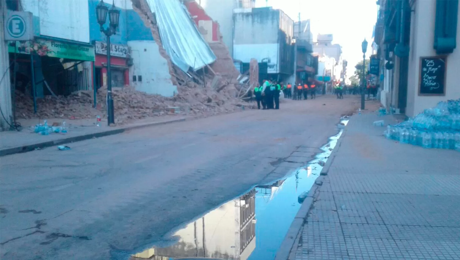 CONTINÚAN LAS TAREAS. El paso vehícular permanecerá cerrado hasta tanto se terminen los trabajos en el edificio y esté garantizada la seguridad. LA GACETA / FOTO DE FRANCO VERA VÍA MÓVIL