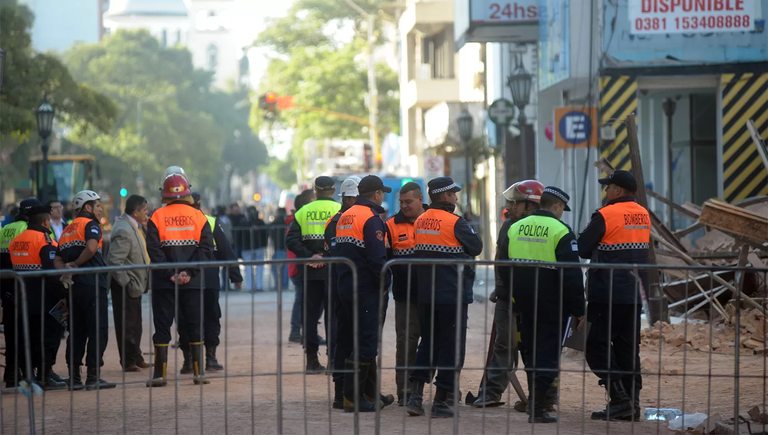 PASO INTERRUMPIDO. La calle no será abierta hasta tanto se garantice la seguridad en 24 de Septiembre al 500. LA GACETA / FOTO DE FRANCO VERA