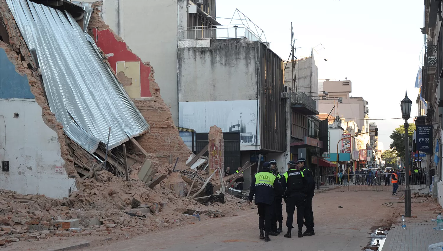 EL DÍA DESPUÉS. Así quedó el edificio luego del derrumbe. LA GACETA / FOTO FRANCO VERA