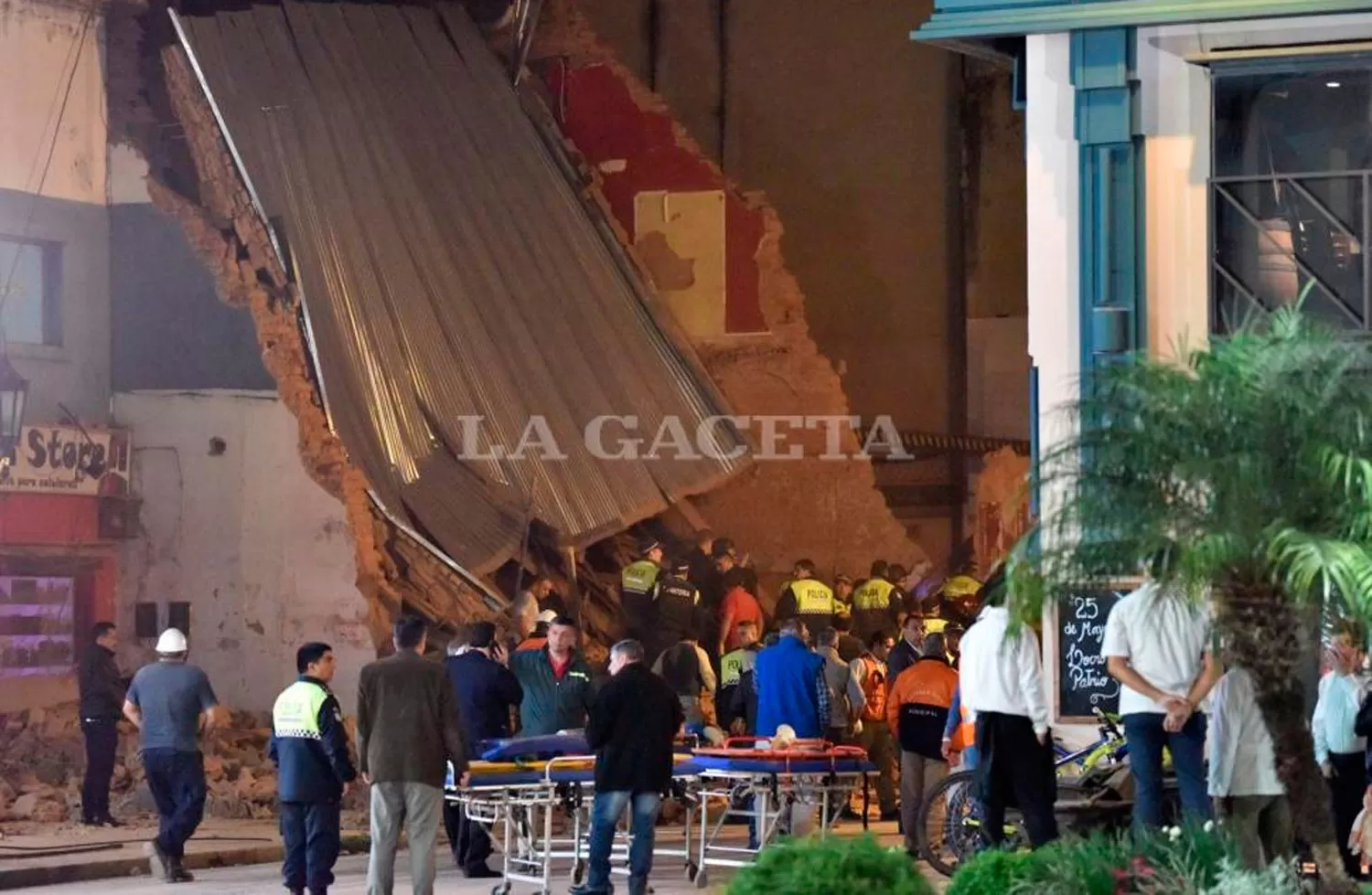 El operativo en su hora de máxima dedicación. FOTO LA GACETA/ INÉS QUINTEROS ORIO.