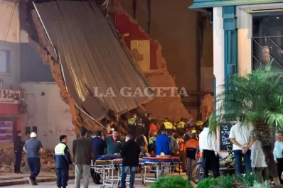 Los videos más impactantes del derrumbe del ex cine Parravicini