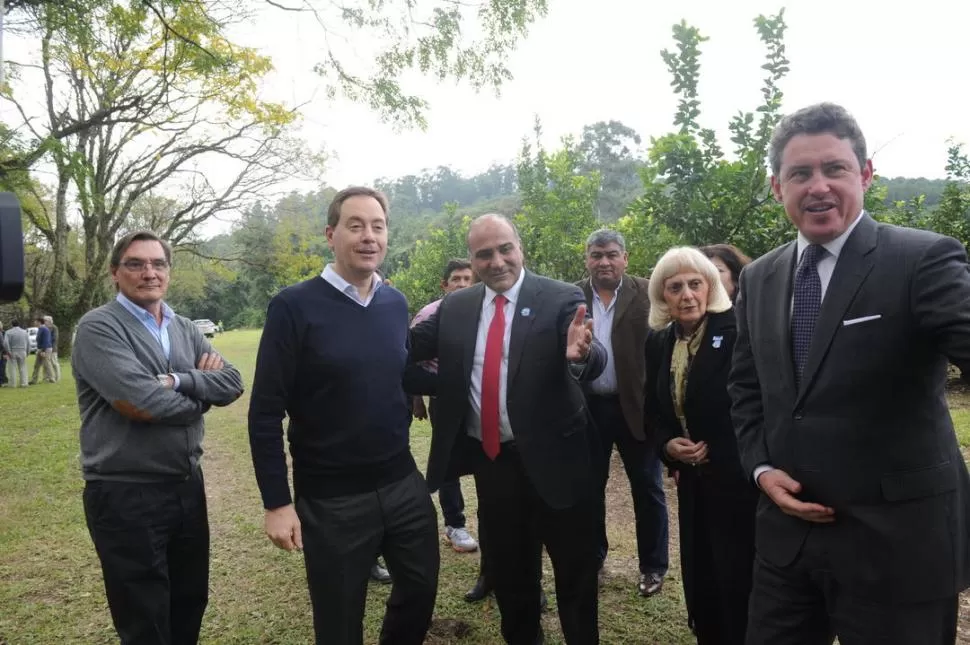 EN LA FINCA. Martín Carignani, de San Miguel, recibe al gobernador Juan Manzur, y al ex embajador de EEUU en la Argentina, Noah Mamet.  la gaceta / fotos de héctor peralta