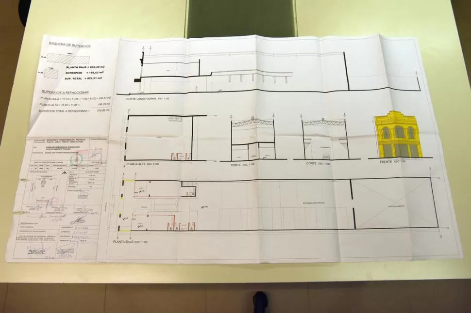 FACSÍMIL DEL PLANO OFICIAL. La fachada, que desapareció ayer, iba a ser mantenida e integrada en el nuevo esquema de la propiedad, como muestra la documentación gráfica que la firma Antonio José Fortino SRL presentó a la Municipalidad. Las líneas amarillas señalan los muros que iban a ser suprimidos y las rojas, las paredes que el constructor pensaba añadir. Atrás, las cocheras.  