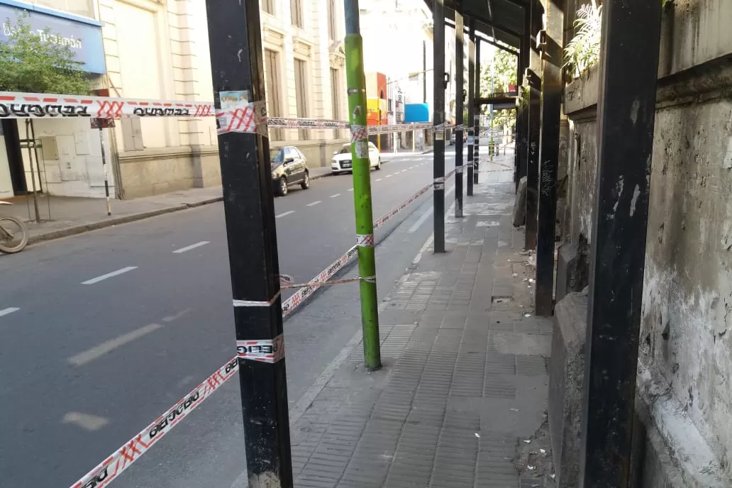 PASO CORTADO. Los transeúntes se ven obligados a bajar a la calle o cruzarse de vereda cuando llegan a la acera del ex Banco Francés. FOTO ENVIADA A LA GACETA VÍA WHATSAPP