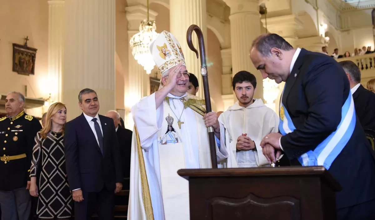 EL ARZOBISPO CON EL GOBERNADOR. El pastor Carlos Sánchez bendice al mandatario Juan Manzur en la Catedral. la gaceta / foto de Analía Jaramillo