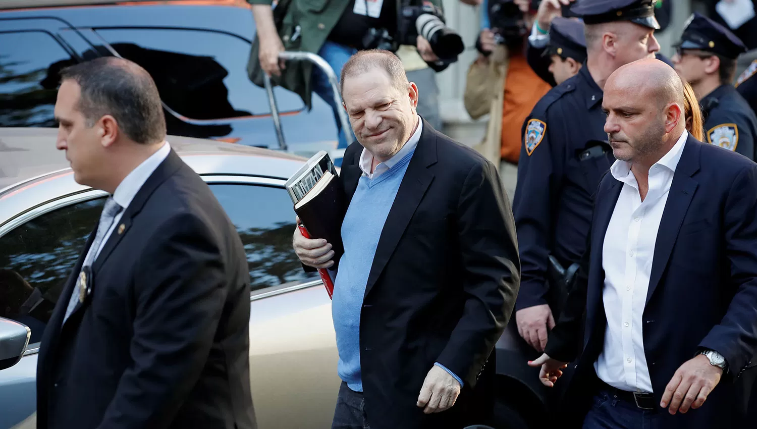 CON UNA SONRISA. El momento en el que Weinstein se entregaba a la Justicia. REUTERS 