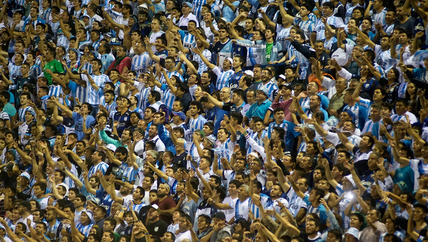 Los hinchas decanos ya palpitan el choque de octavos. LA GACETA/FOTO DE DIEGO ARÁOZ