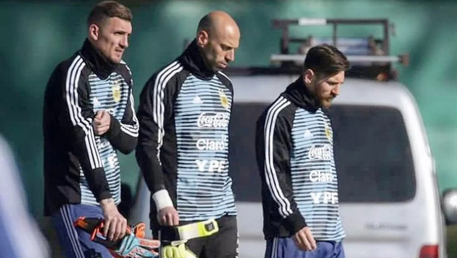 COMPAÑEROS. Armani, Caballero y Messi luego del entrenamiento de la Selección. (FOTO TOMADA DE TWITTER)