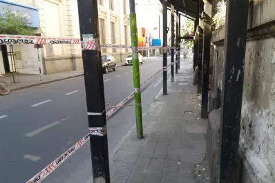 Tras el derrumbe del ex Parravicini, ahora vallaron la vereda del edificio de San Martín al 700