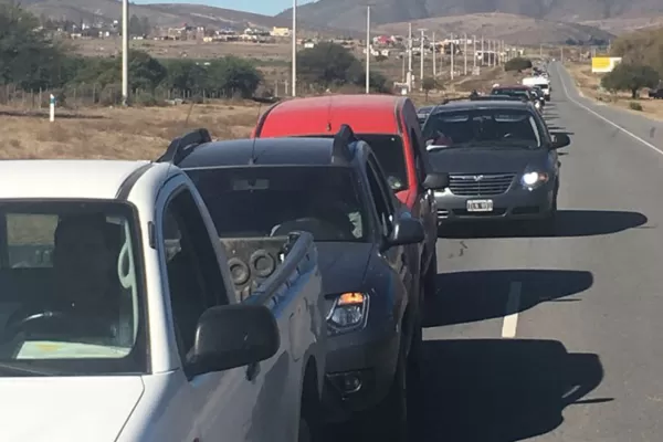 Largas colas de vehículos en el ingreso a Tafí del Valle por una procesión que se realiza en la ruta 307