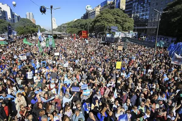 Gremios y movimientos sociales protestaron en el Obelisco contra el FMI