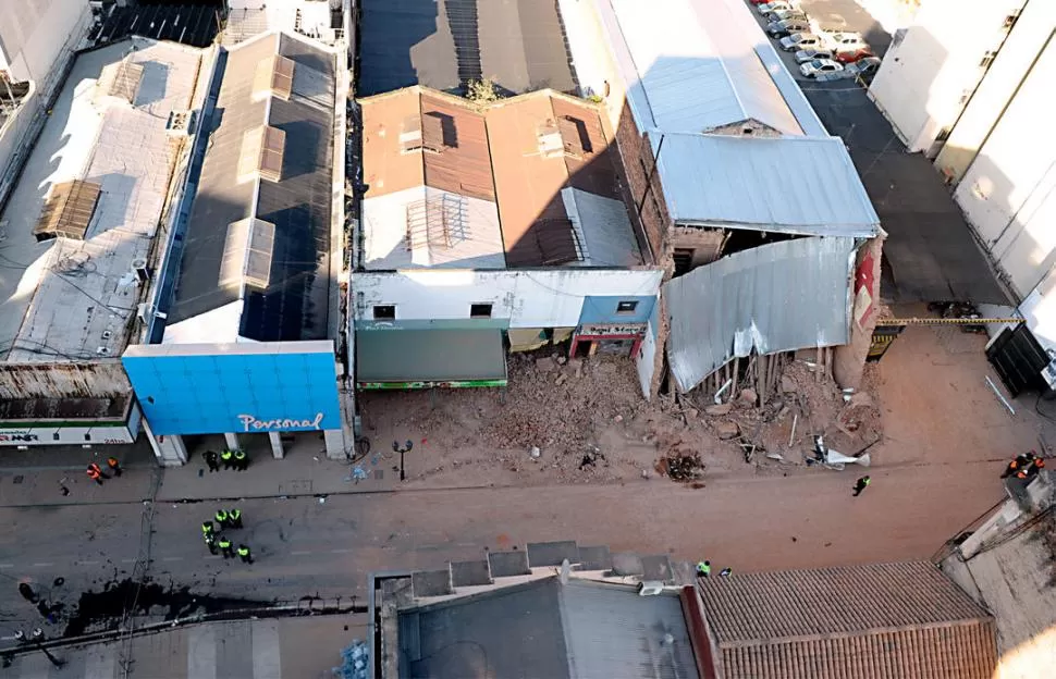 PANORAMA DE DESASTRE. Vista aérea del estado en que quedó la zona después del derrumbe del edificio. 