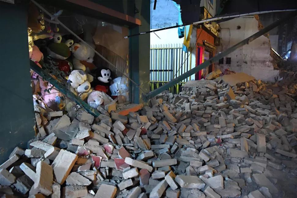 DAÑOS COLATERALES. El derrumbe del frontis del ex cine-teatro Parravicini se cobró la vida de tres personas y causó roturas en los negocios e inmuebles vecinos. En este caso, a una juguetería. la gaceta / foto de josé nuno